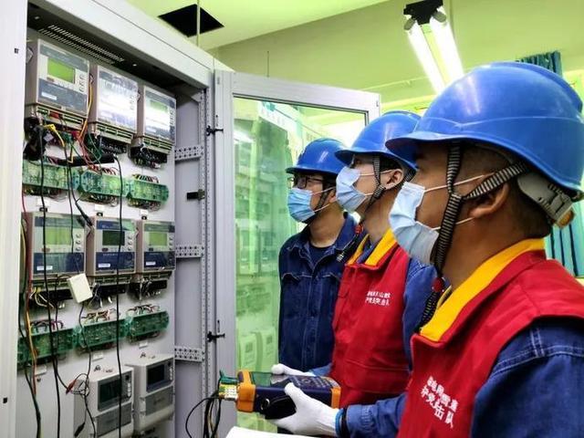 技术人员在检查发电厂计量装置.和田地区融媒体通讯员 李长明摄